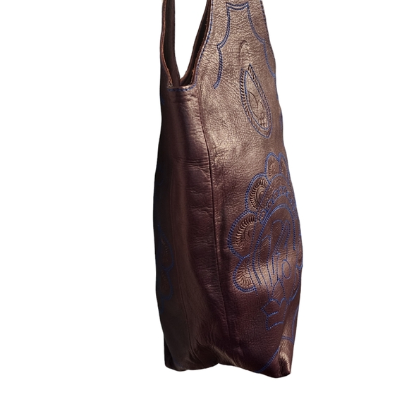 T. Salvidor Individually Handtooled Accent Thread Floral Leather Shoulder Bag - Picture 3 of 7